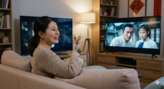 夫妻在夕阳下温馨相拥的剪影